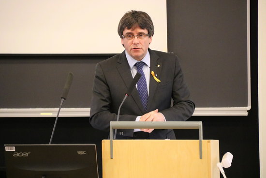 Carles Puigdemont takes part in a talk at the Helsinky University (Blanca Blay)